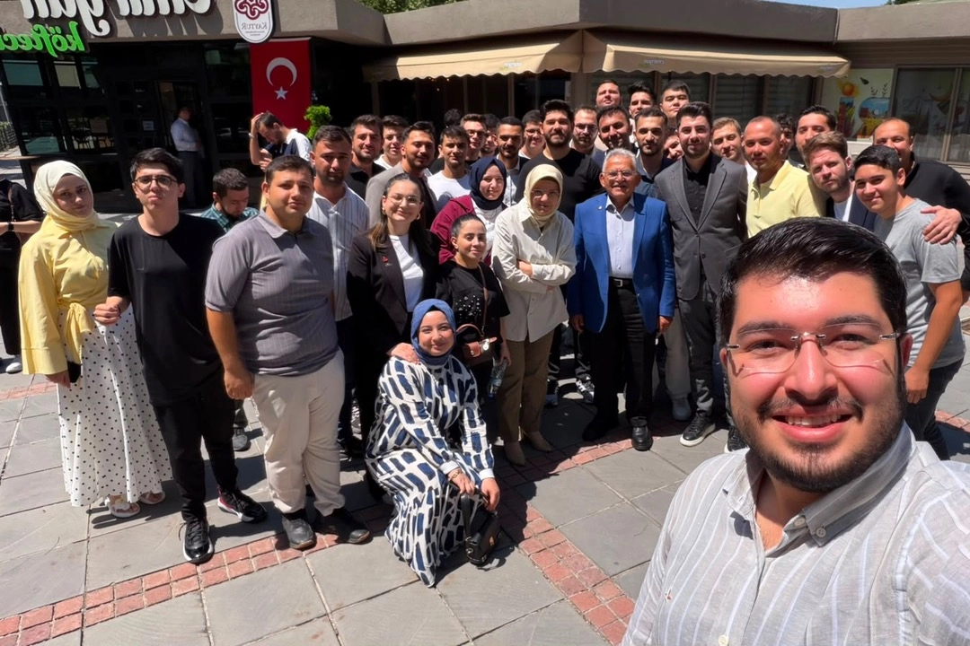 Memduh B&uuml;y&uuml;kkılı&ccedil;, Kayserili gen&ccedil;lerle buluştu