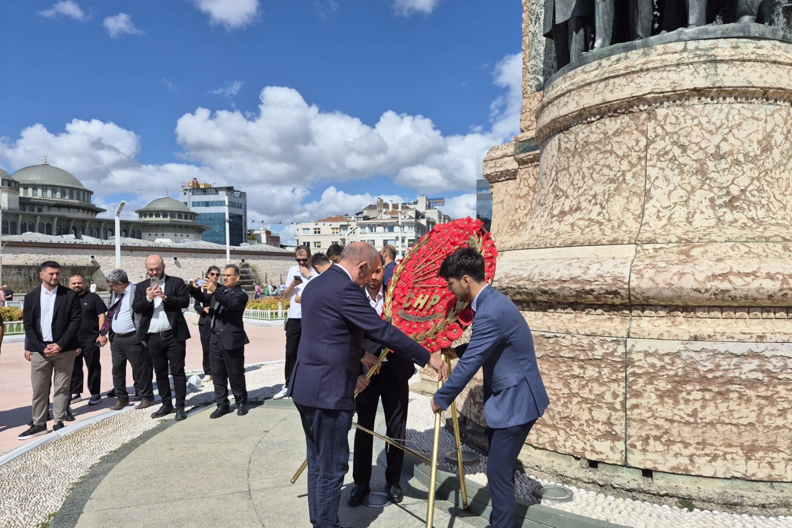 CHP İstanbul Taksim'de buluştu... G&uuml;rsel Tekin&rsquo;den 9 Eyl&uuml;l'de Anıtkabir daveti