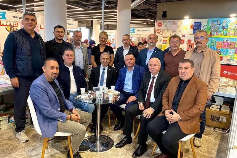 Kocaeli Kitap Fuarı'nda Y&uuml;ksel Ercan&rsquo;a b&uuml;y&uuml;k ilgi