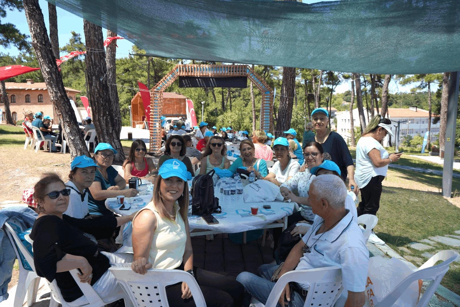 Balıkesir B&uuml;y&uuml;kşehir'den emeklilere piknik morali