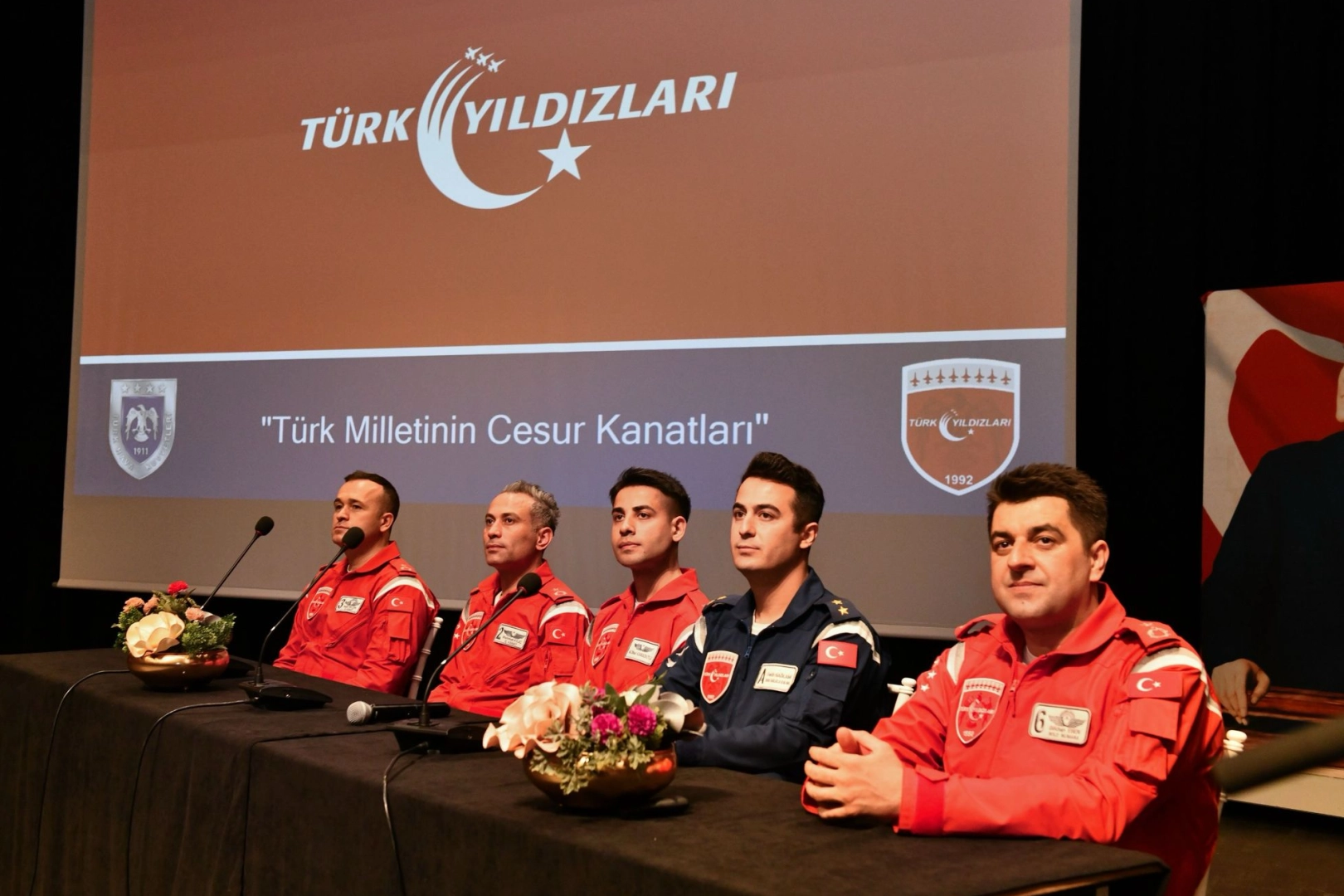 Türk Yıldızları pilotları Bursa Mustafakemalpaşa'da