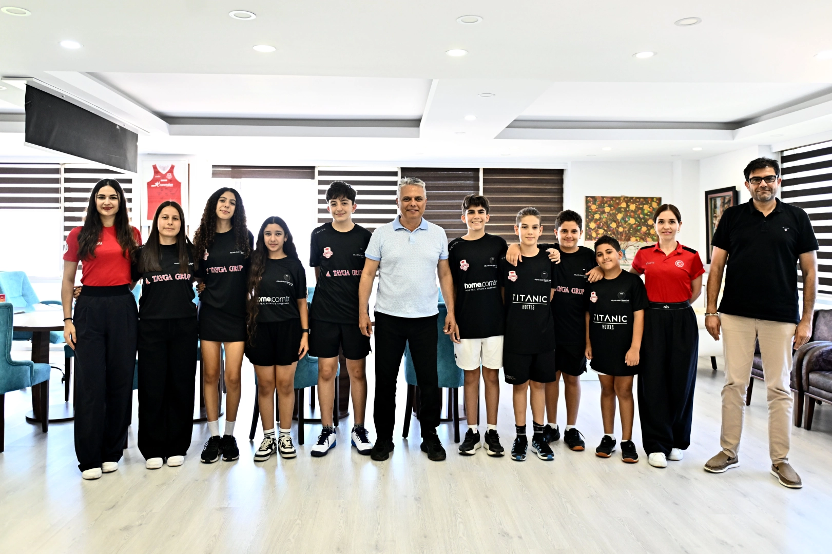 Muratpaşa Belediyespor squashta k&uuml;rs&uuml;den inmiyor