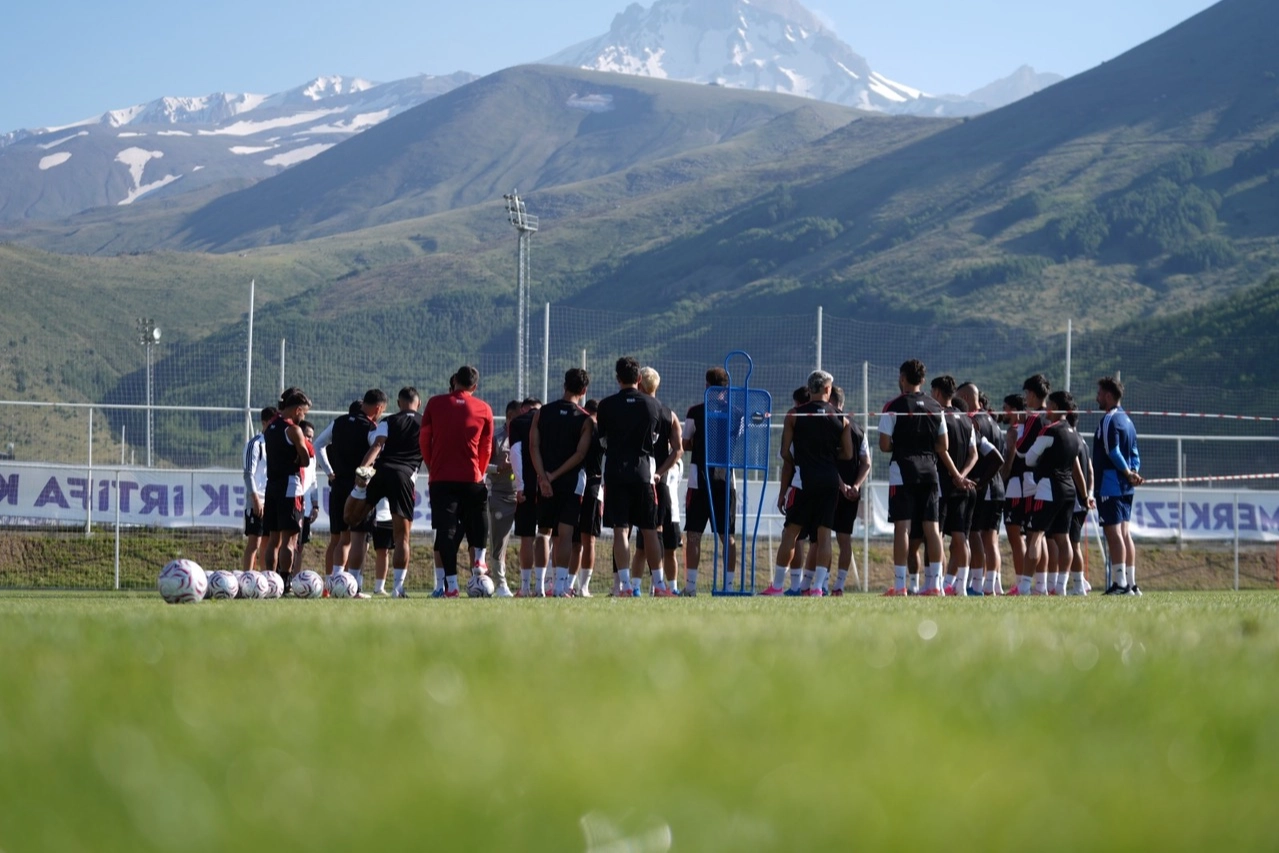 Erciyes Y&uuml;ksek İrtifa Kamp Merkezi spor kul&uuml;plerinin g&ouml;zdesi oldu