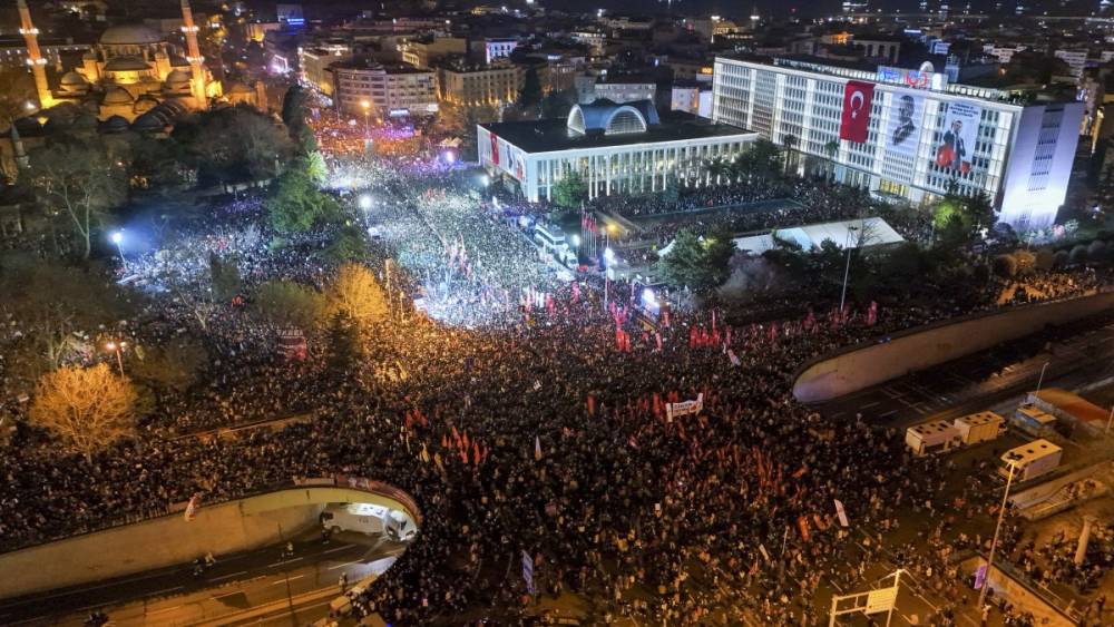 Özgür Özel’den Ekrem İmamoğlu’na destek: Medya eleştirisi ve boykot çağrısı 