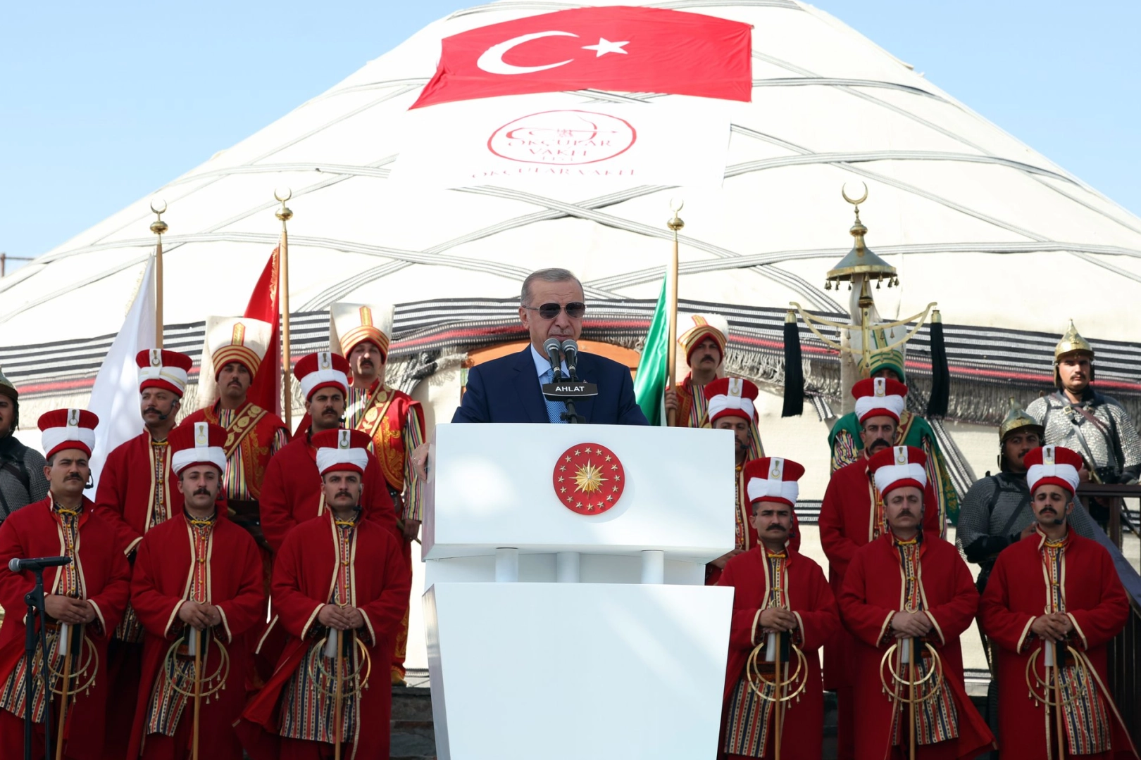 Cumhurbaşkanı Erdoğan Ahlat'tan seslendi... Bu toprakların emanetçisi değilk, asıl sahipleriyiz