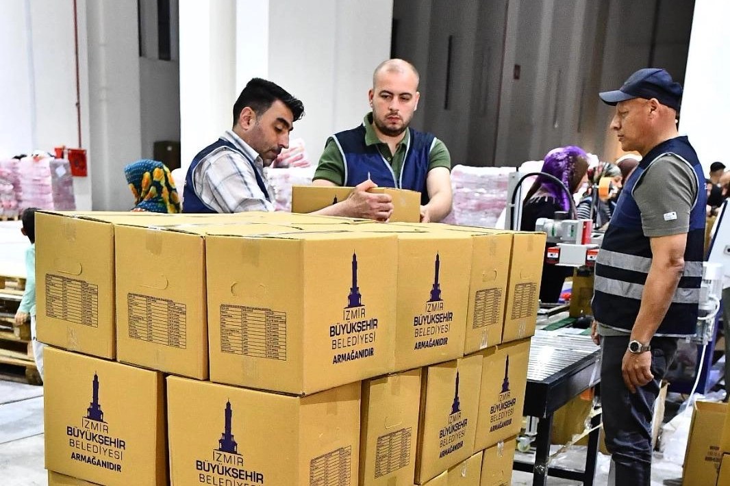 İzmir B&uuml;y&uuml;kşehir&rsquo;den bayramlık gıda kolisi desteği