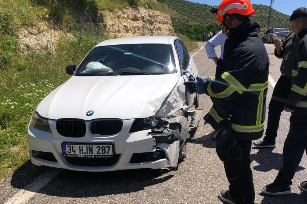 Mardin&rsquo;de iki otomobil &ccedil;arpıştı: 5 yaralı 