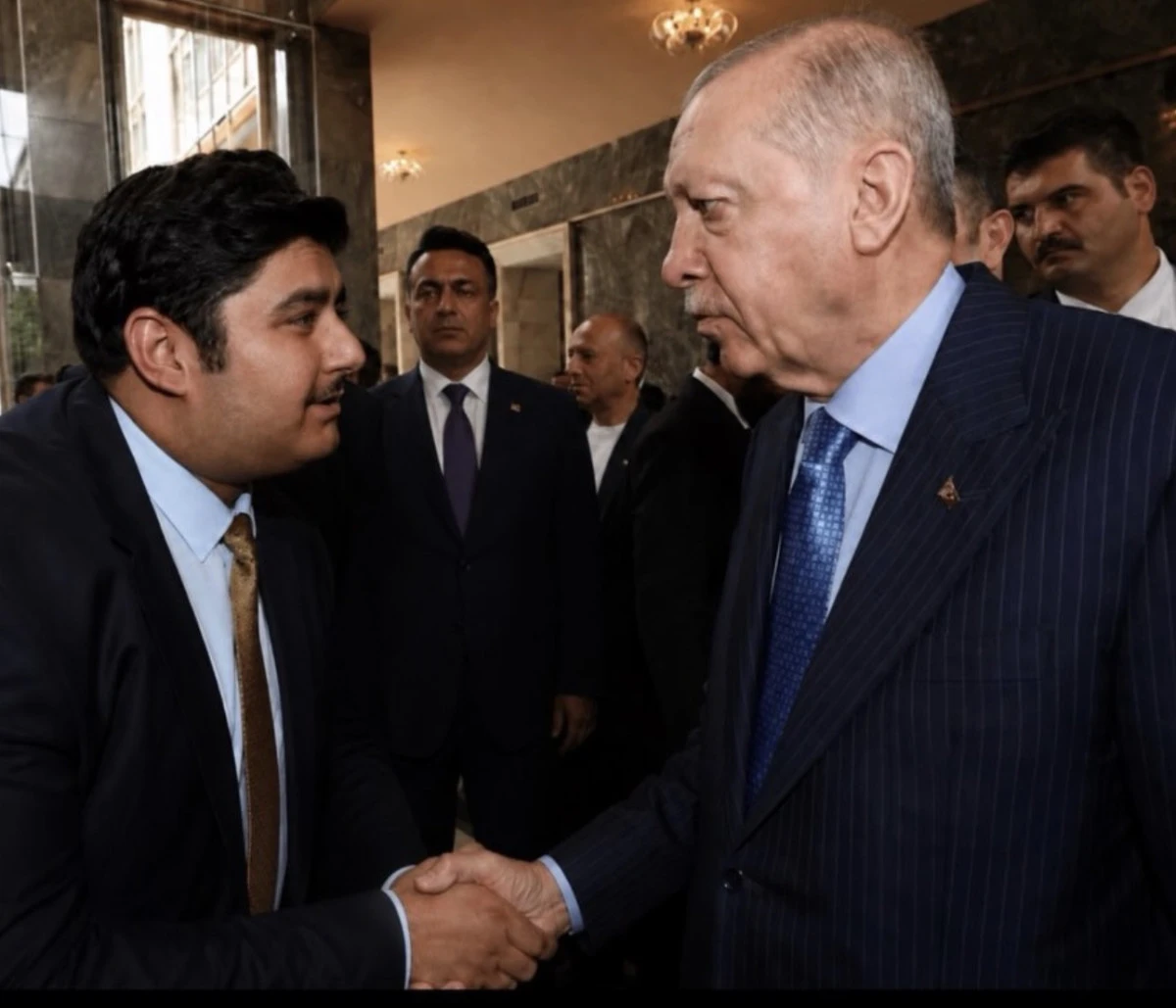 AK PARTİ GRUP TOPLANTI &Ouml;NCESİ ERDOĞAN&rsquo;A 29 YILLIK HEDİYE