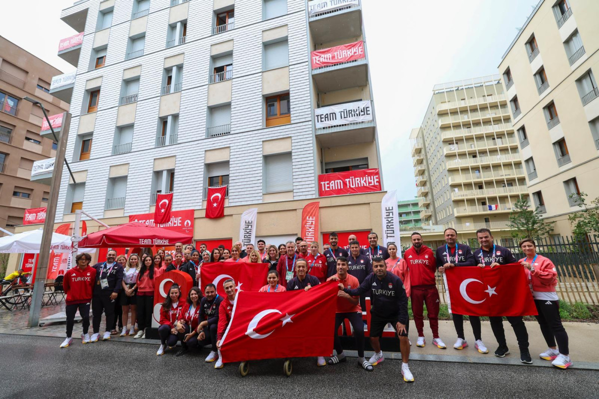 Bakan Bak, 30 Ağustos Zafer Bayramı’nı Paris’te Paralimpik Sporcularla birlikte kutladı