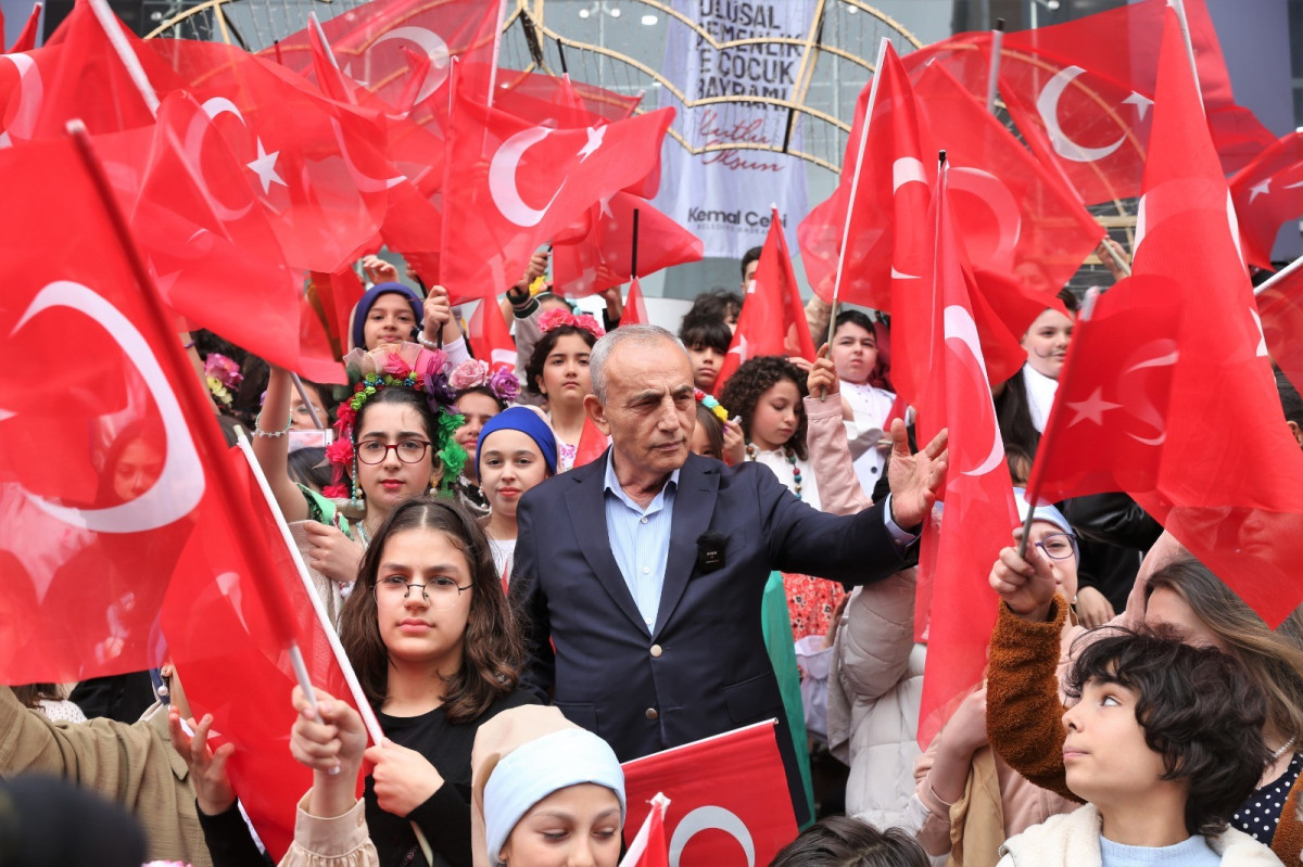 ‘Küçük Ressamlar’ 23 Nisan Çocuk Sergisi Sefaköy Galeri Küp’te