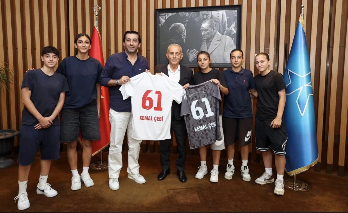 K&Uuml;&Ccedil;&Uuml;K&Ccedil;EKMECE İDMAN YURDU SPOR KUL&Uuml;B&Uuml;&rsquo;NDEN BELEDİYEYE ZİYARET 
