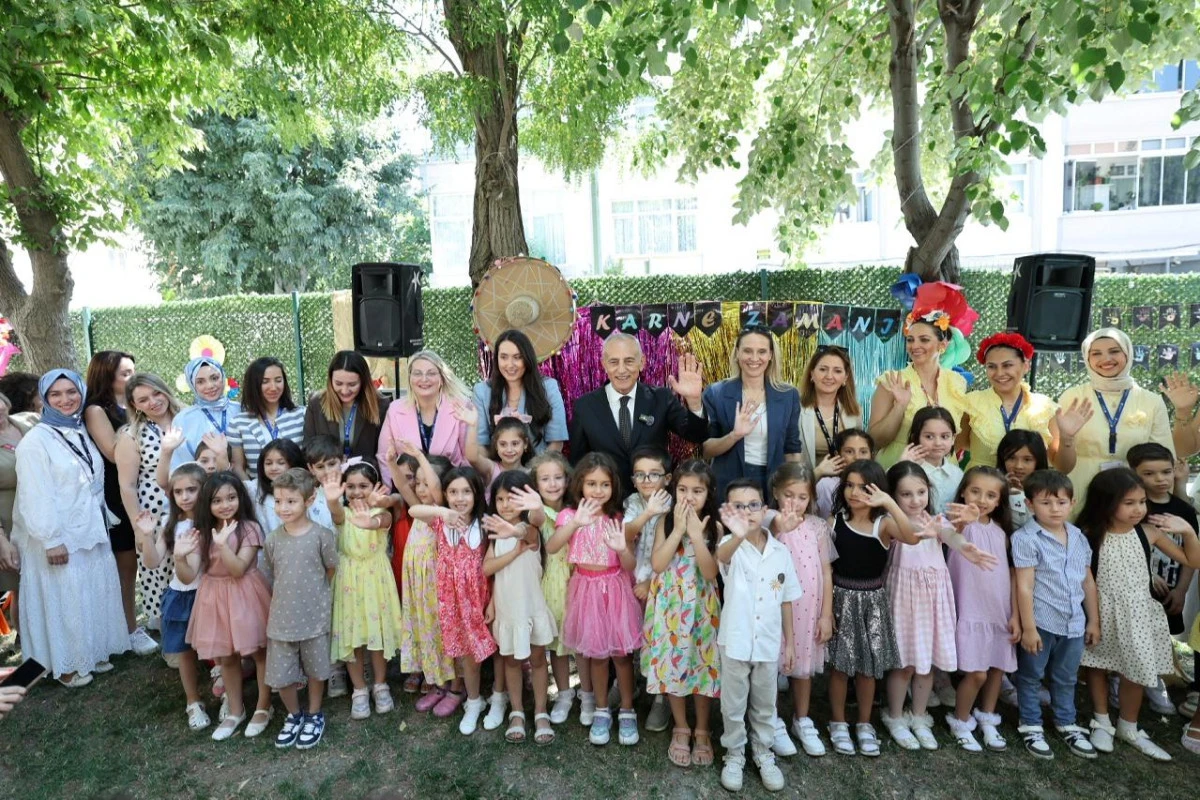 K&uuml;&ccedil;&uuml;k&ccedil;ekmeceli &Ouml;ğrencilerin Karne Sevinci Başkan &Ccedil;ebi, Karne Şenliğine Katıldı