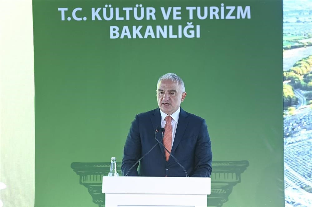 K&uuml;lt&uuml;r ve Turizm Bakanı Ersoy: Afrodisias Antik Kentini ve &ouml;ren yerlerini t&uuml;m d&uuml;nyaya tanıtacağız dedi
