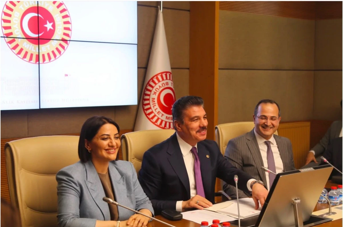 TBMM Adalet Komisyonu Başkanı C&uuml;neyt Y&uuml;ksel, Hukuk&ccedil;u Gen&ccedil;leri TBMM de Ağırladı