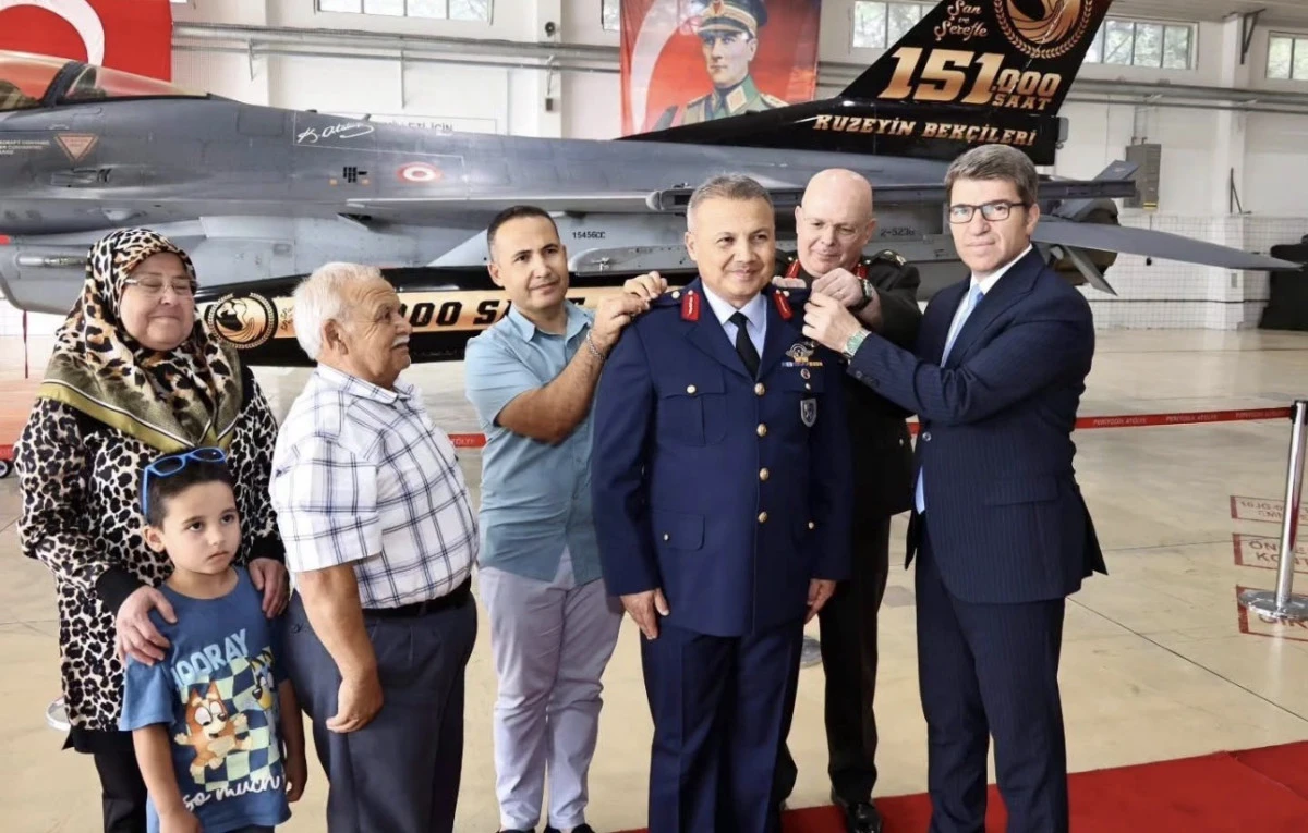 T&uuml;rkiye&rsquo;nin İlk Astronotu Alper Gezeravcı Tuğgeneral Oldu: Yeni R&uuml;tbesini Amasya Valisi Bakan Taktı 