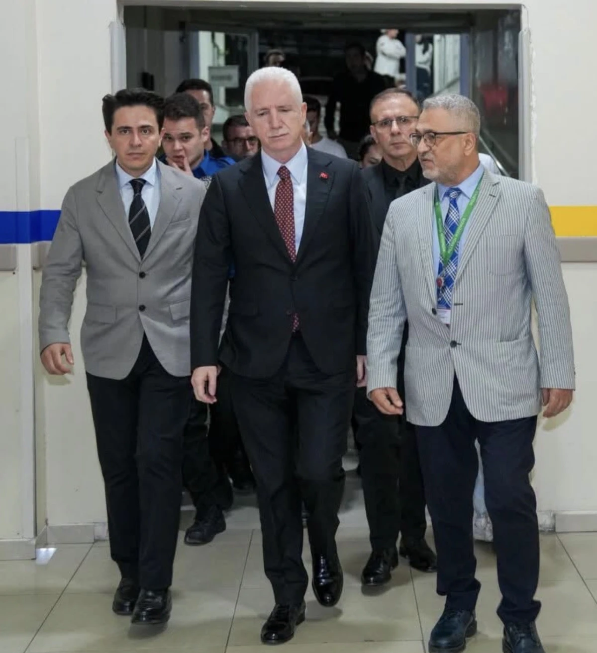 VALİ G&Uuml;L, İETT KAZASINDA YARALANAN VATANDAŞI HASTANEDE ZİYARET ETTİ 